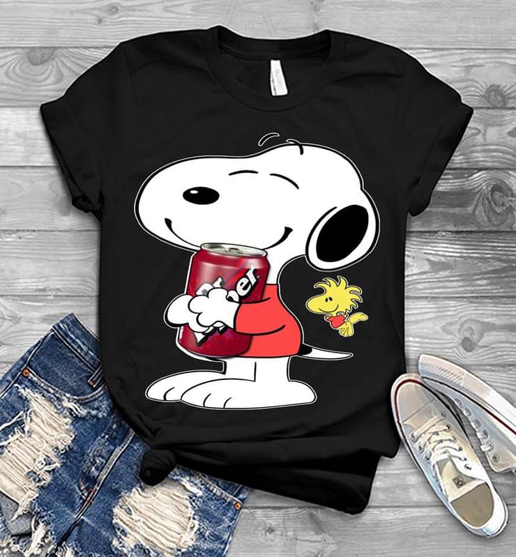 Cute Snoopy Hug Dr Pepper Can Funny Drinking Mens T-shirt