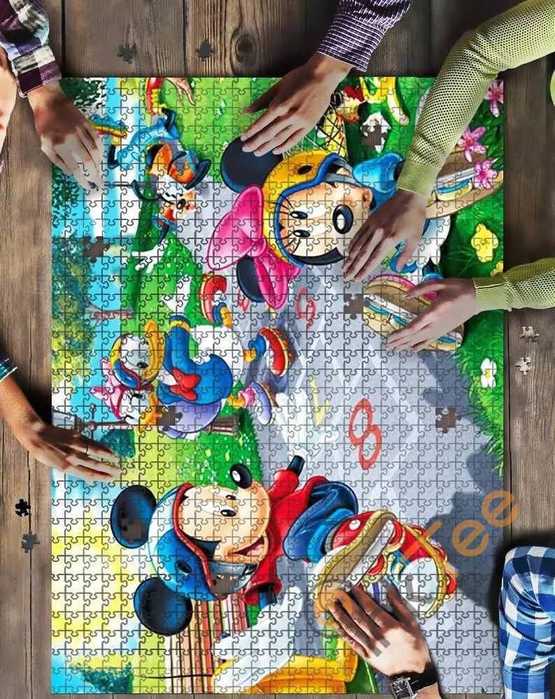 Mickey & Friends Playing Jigsaw Puzzle